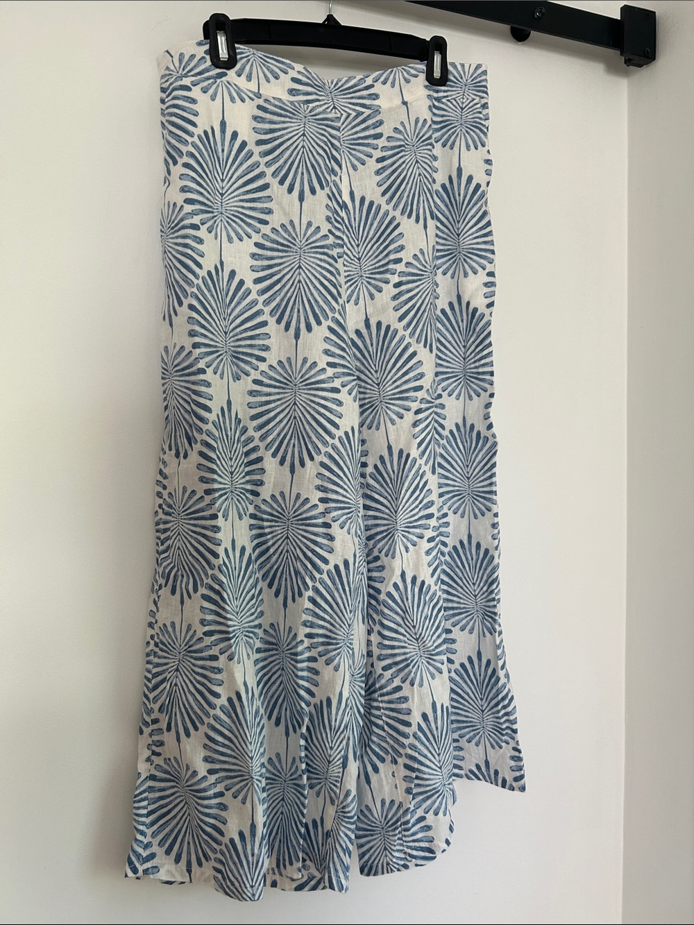 NWOT Joie White Linen Capris with Blue Print